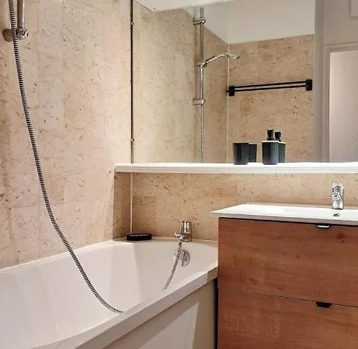 Apartment Appartement Lumineux Renove Avec Grande Terrasse Plein Sud & Piscine, Proche Plages